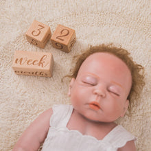 Load image into Gallery viewer, 3pc/set Raw Wood Baby Month Milestone Card Beech Block Square Engraved Newborn Month Birthday Milestones Block Photography Props
